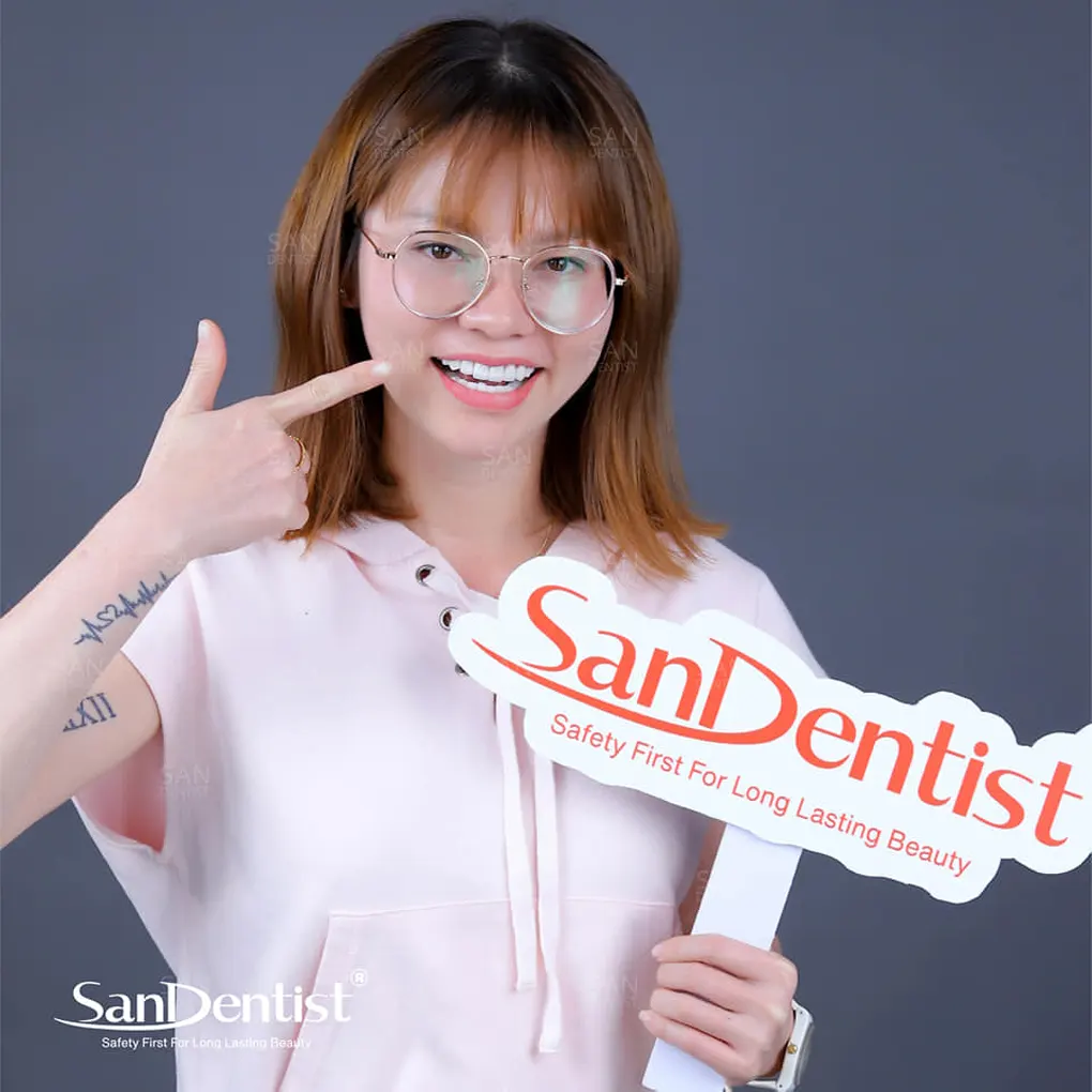 Bị tụt lợi có nên phủ răng sứ hay không?