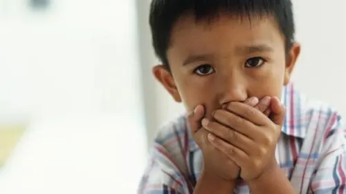 Trẻ bị hôi miệng: nguyên nhân và cách khắc phục