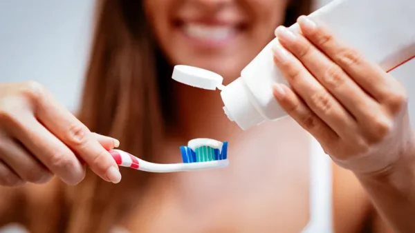 Đánh răng ngay sau thức dậy sẽ gây hôi miệng