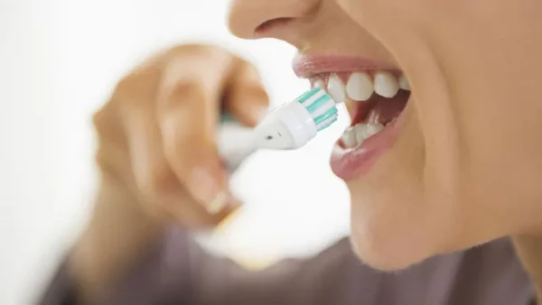 Không đánh răng trước khi ngủ có thể tổn thương tim