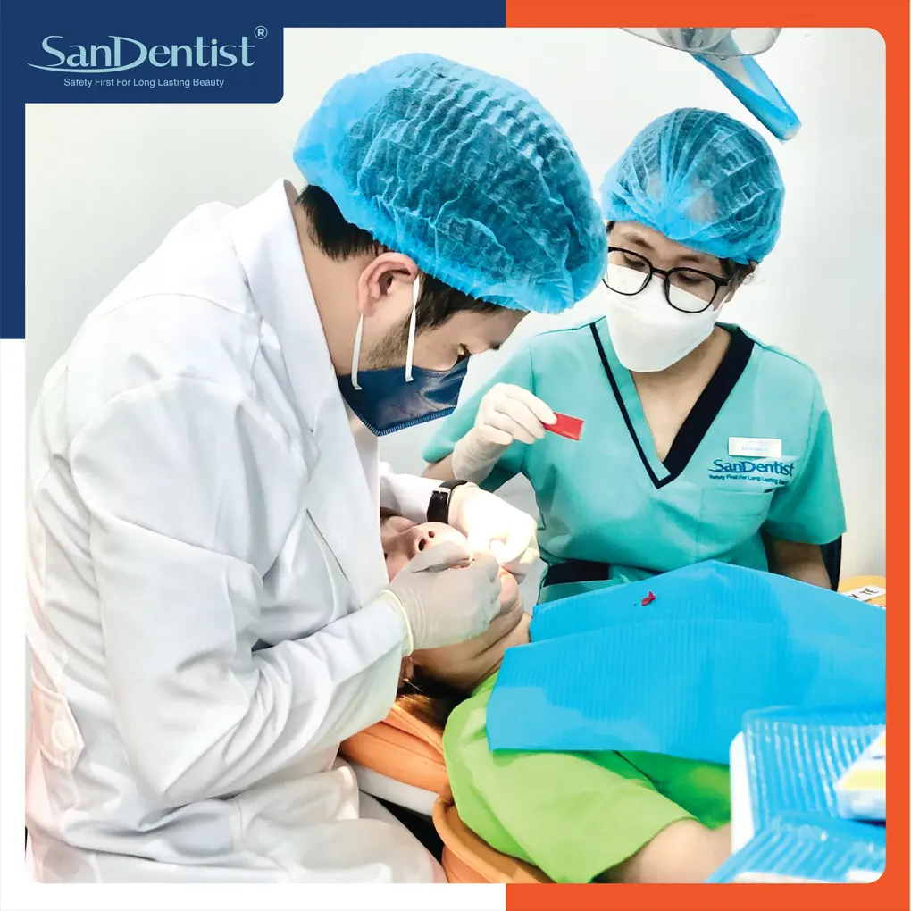 Sử dụng nước súc miệng Chúng ta thường ăn những loại thực phẩm nặng mùi như tỏi, hành cũng là nguyên nhân gây ra hơi thở có mùi hôi. Ngoài ra, việc vệ sinh răng miệng kém khiến thức ăn thừa còn sót lại trên kẽ răng cũng tạo điều kiện cho vi khuẩn phát triển gây hại cho men răng.  Do đó, chúng ta cần sử dụng nước súc miệng để giúp loại bỏ vi khuẩn gây hại và mang lại hơi thở thơm mát. Chúng ta cần lựa chọn loại nước súc miệng có chứa flour phù hợp để ngăn chặn tình trạng sâu răng, viêm nướu và hôi miệng hiệu quả.