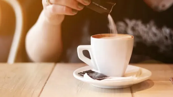 Phủ răng sứ có uống cà phê được hay không?