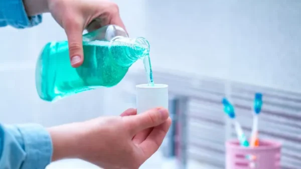 Nước súc miệng có loại bỏ được cao răng?