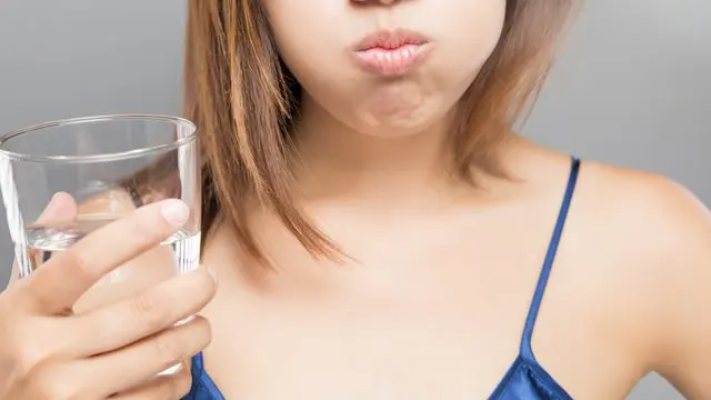 Súc miệng với nước muối đúng cách