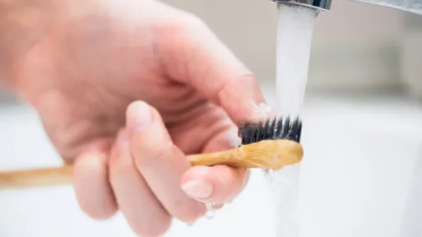 3 cách vệ sinh bàn chải đánh răng đúng cách