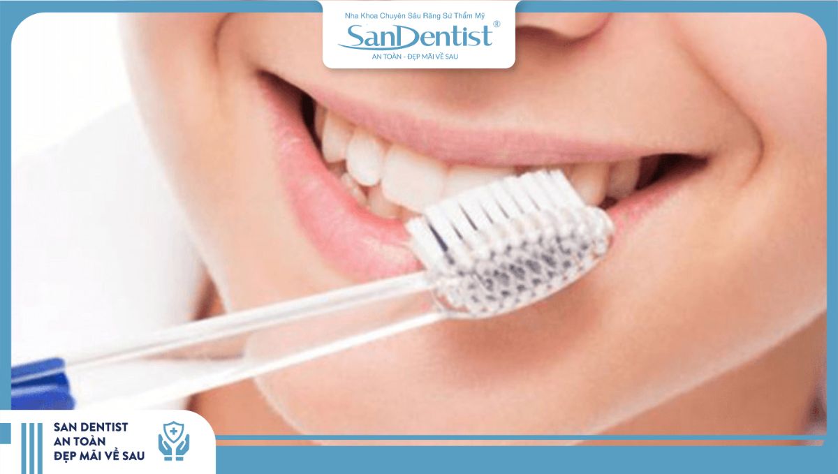 Chăm sóc đúng cách giúp kéo dài tuổi thọ của răng sứ