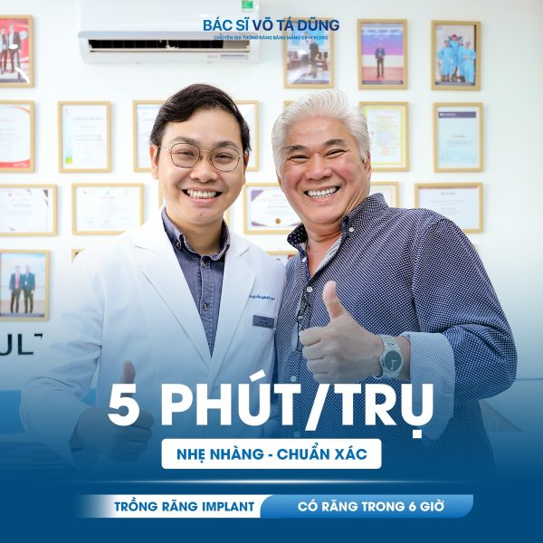 Khách hàng giơ ngón tay cái sau khi trồng răng Implant 5 phút mỗi trụ với BS Võ Tá Dũng
