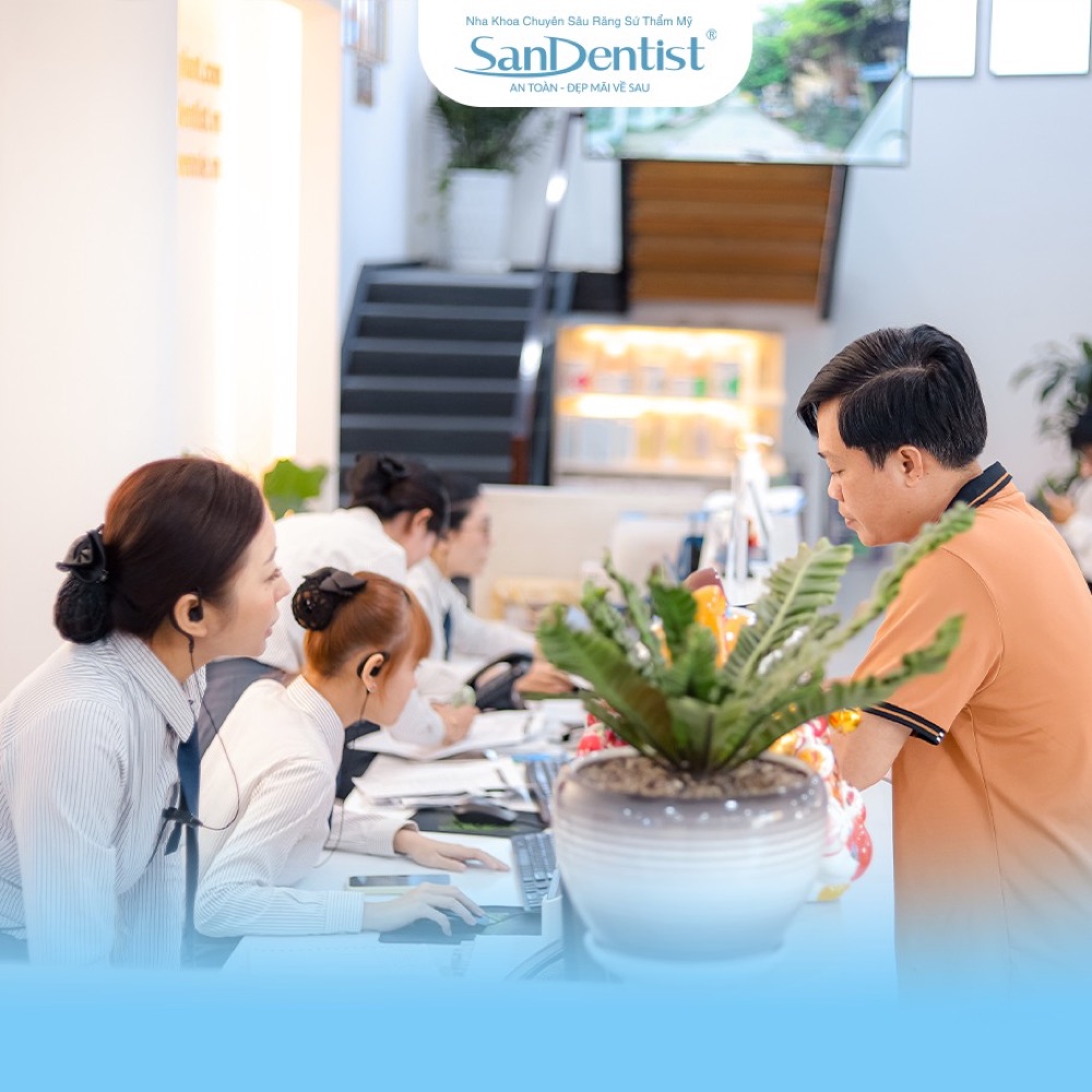 Đội ngũ lễ tân chuyên nghiệp đang tư vấn khách hàng tại Nha khoa San Dentist