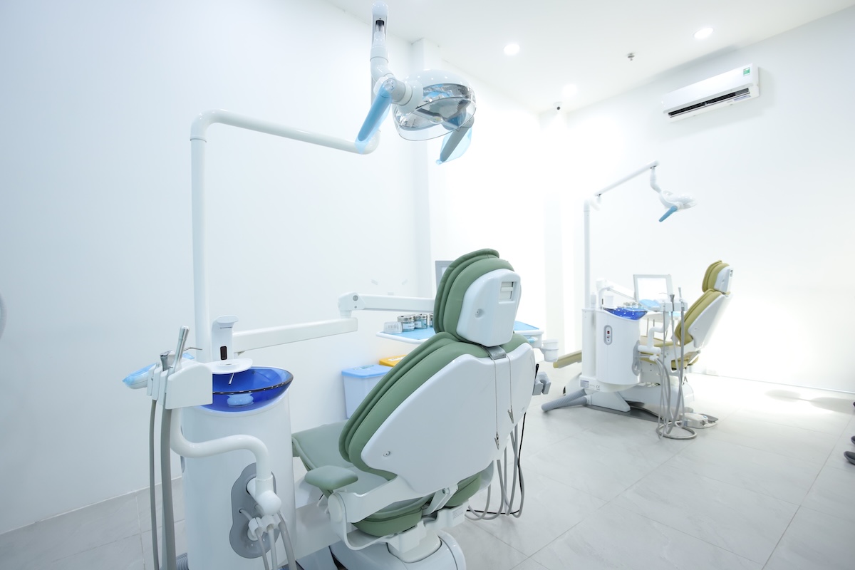 Phòng điều trị riêng biệt với ghế nha khoa nhập khẩu tại San Dentist