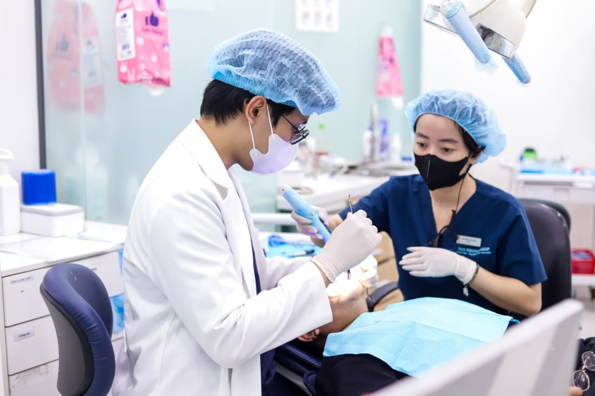 Tẩy trắng răng tại phòng khám vs tại nhà: So sánh chi tiết 2026