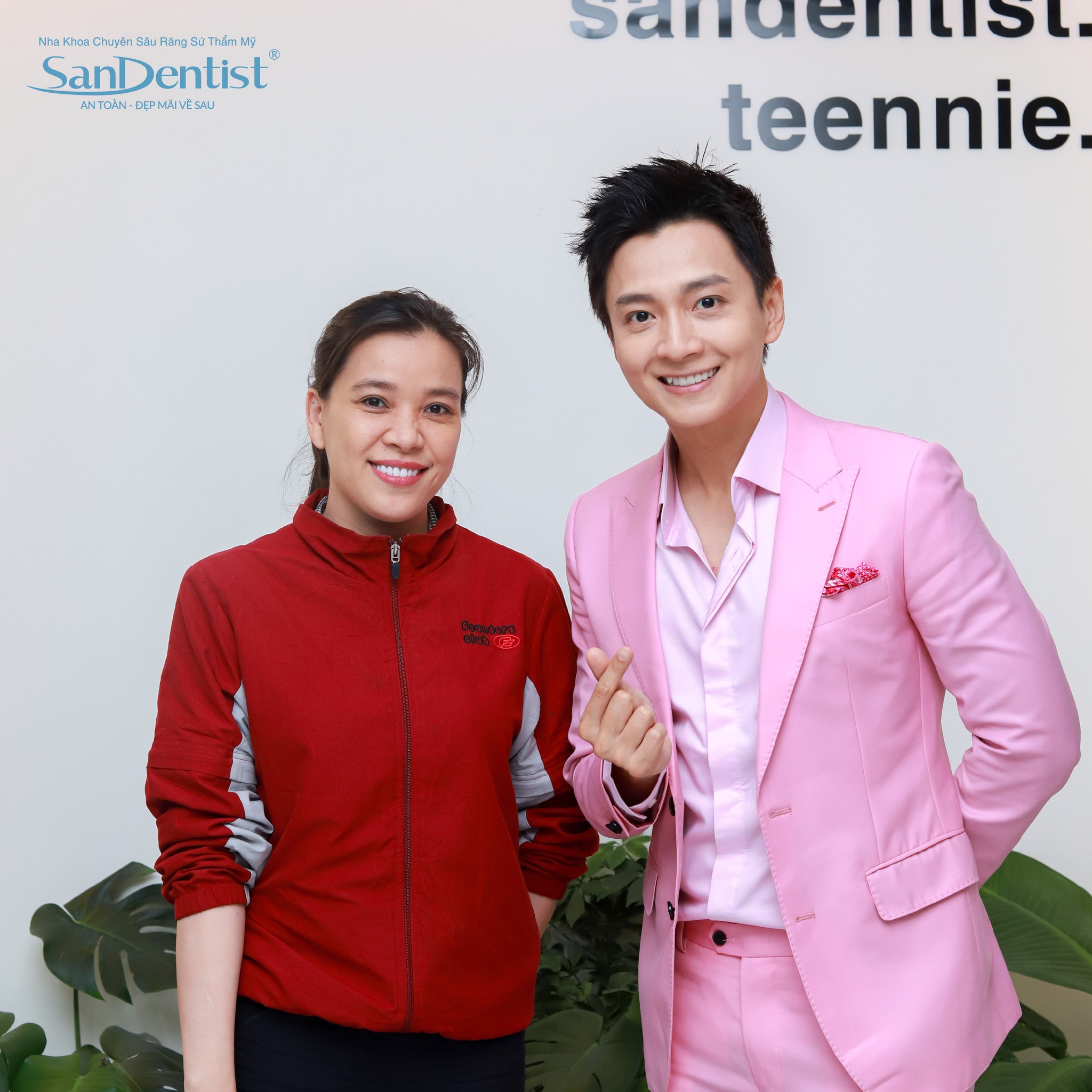 Ca sĩ Ngô Kiến Huy chụp ảnh cùng khách hàng tại Nha khoa San Dentist