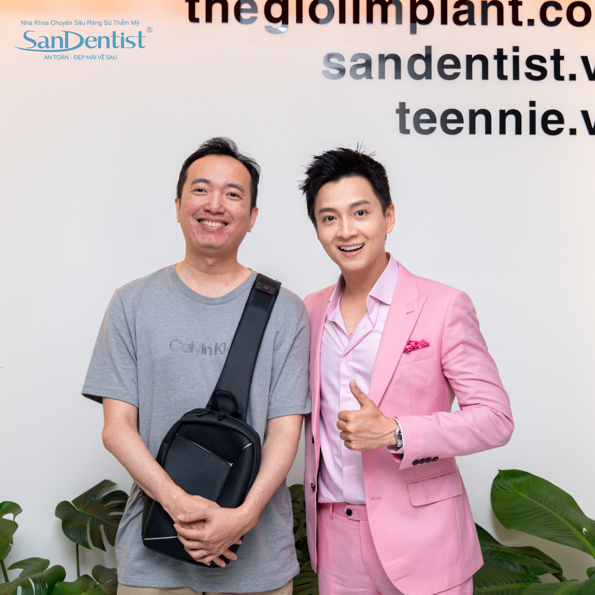 Ngô Kiến Huy mặc vest hồng giao lưu với fan tại San Dentist