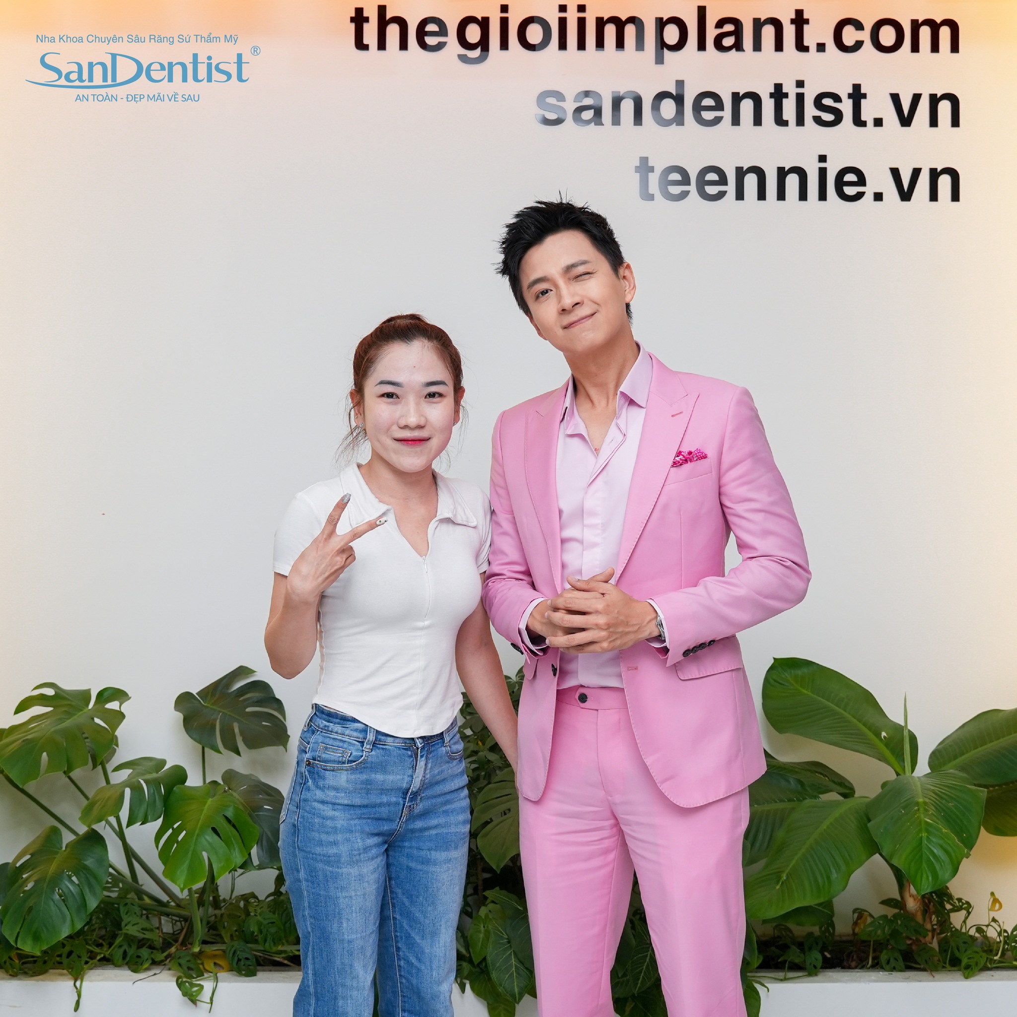 Ca sĩ Ngô Kiến Huy thân thiện với khách hàng San Dentist