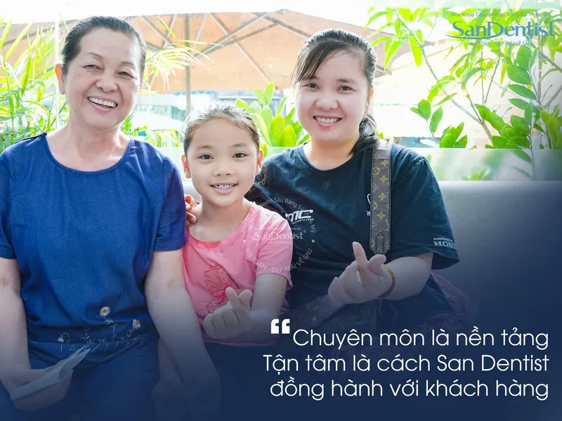 Ba thế hệ trong gia đình khách hàng tại Nha khoa San Dentist