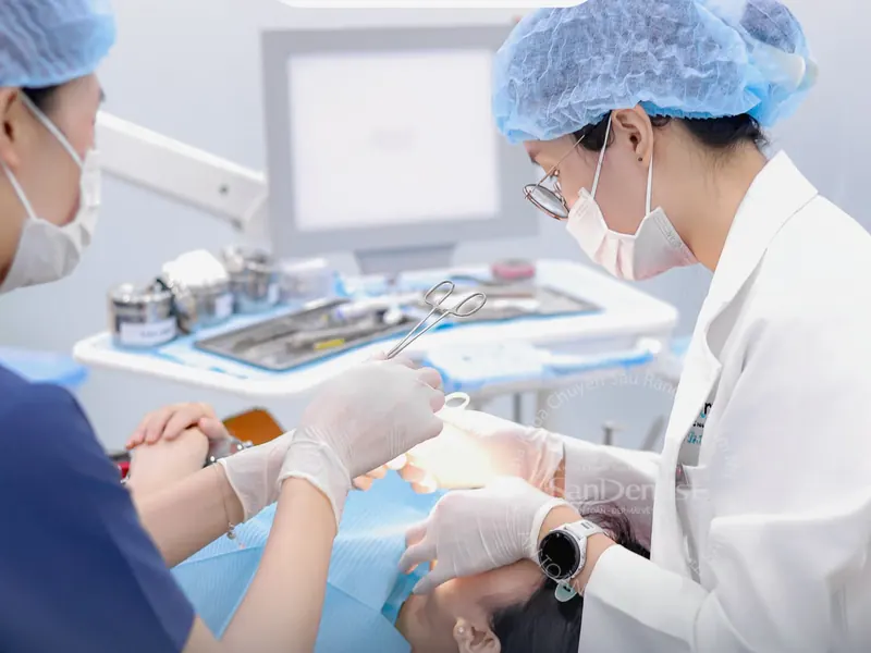 Bác sĩ San Dentist điều trị răng cho khách hàng tại phòng điều trị