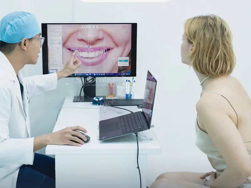 Bác sĩ San Dentist giải thích thiết kế nụ cười trên màn hình cho khách hàng