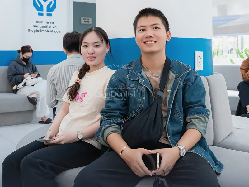 Cặp đôi khách hàng đến thăm khám răng tại San Dentist