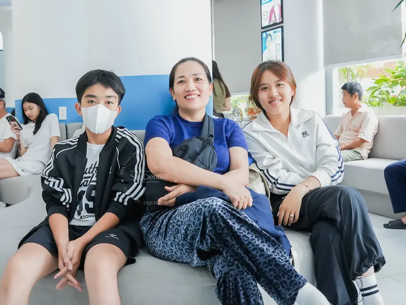Gia đình khách hàng cùng đến thăm khám răng tại San Dentist