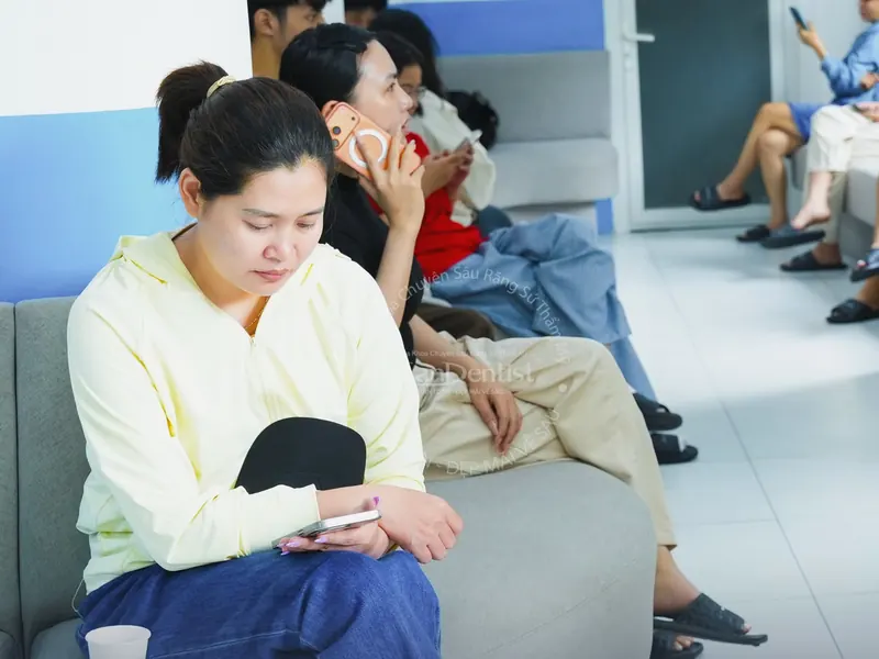 Khách hàng chờ thăm khám tại Nha khoa San Dentist