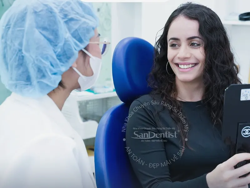 Khách hàng quốc tế vui vẻ tại phòng điều trị San Dentist