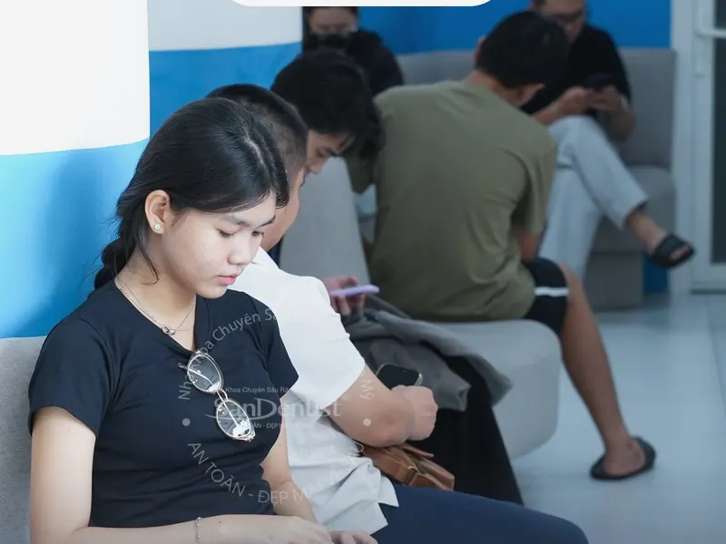 Khách hàng tại sảnh chờ Nha khoa San Dentist