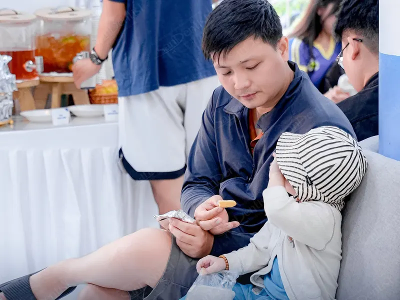 Khách hàng cùng con nhỏ tại sảnh chờ Nha khoa San Dentist