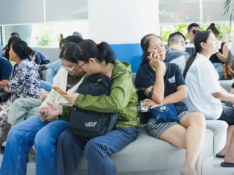 Không khí đông vui tại sảnh chờ Nha khoa San Dentist