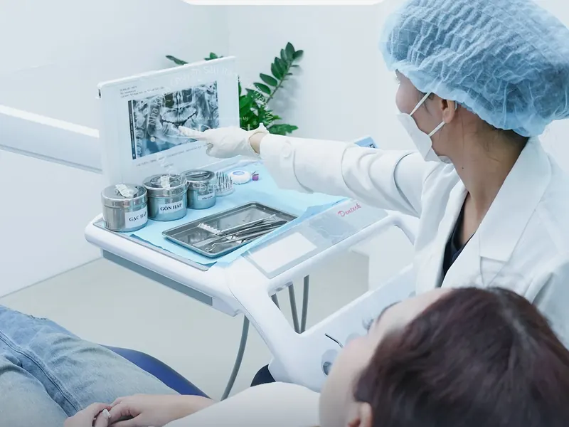 Bác sĩ điều trị cho khách hàng trong phòng điều trị vô trùng tại San Dentist