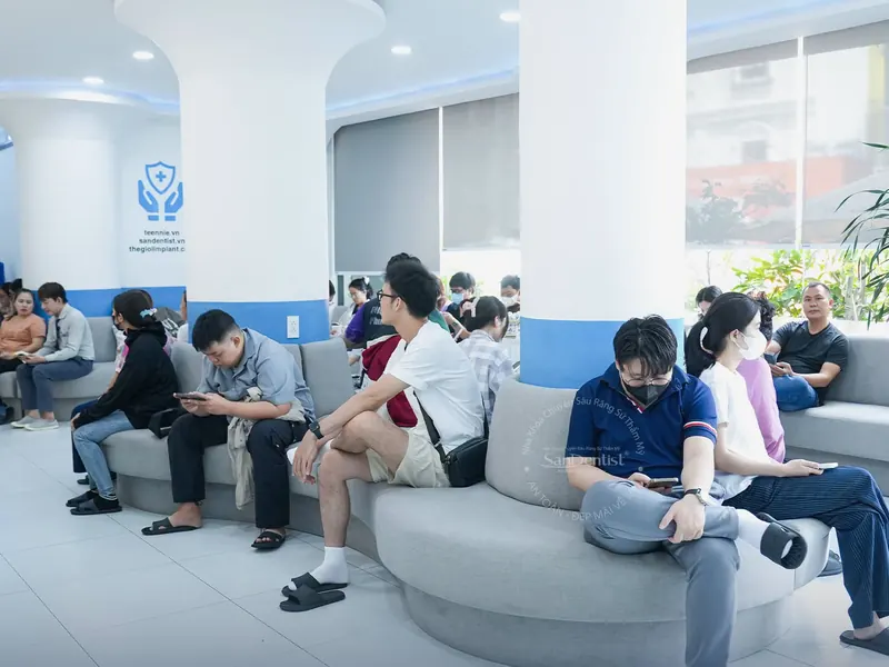 Sảnh chờ rộng rãi đón khách hàng tại Nha khoa San Dentist, Số 5 Kỳ Đồng