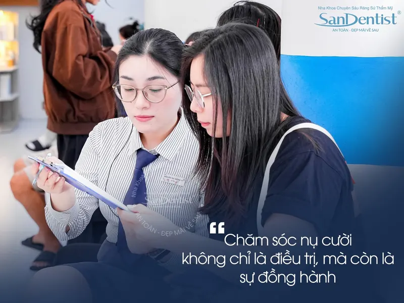 Tư vấn viên San Dentist đồng hành cùng khách hàng trong quá trình chăm sóc nụ cười