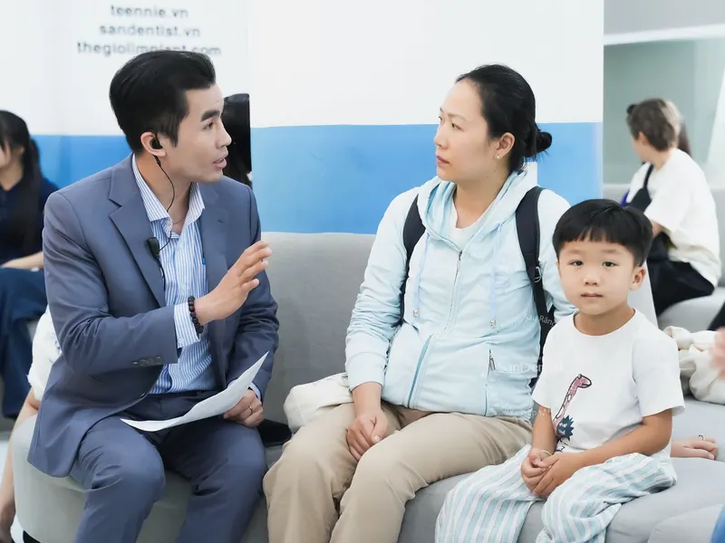 Tư vấn viên San Dentist trao đổi với mẹ và bé tại sảnh chờ